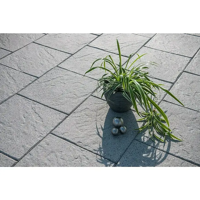 Diephaus Terrassenplatte Glandale - 40 x 40 x 4 cm, Quarz, Beton - Pflastersteine in Grau mit einer Pflanze im Topf und dekorativen Metallkugeln, ideal für stilvolle Außenbereiche.