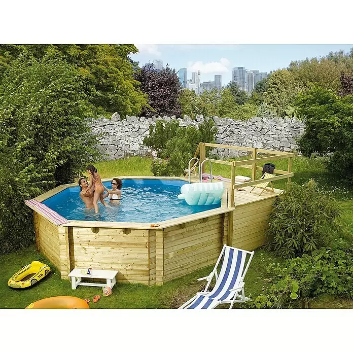Karibu Holz-Pool Orlando Größe 2 - L x B x H: 550 x 470 x 124 cm, Naturbraun, 16.000 l, Mit Sonnendeck M - Hölzernes Aufstellbecken mit Deck im Garten, Familie genießt das Wasser.