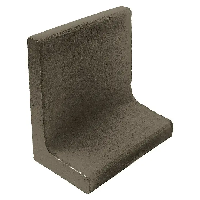 Diephaus L-Stein - 60 cm, 40 cm, Stärke: 7 cm, Anthrazit - Nahaufnahme eines L-förmigen Betonpflasters. Das Pflaster ist rau und hat eine graubraune Farbe. Es ist ein robustes und haltbares Produkt.