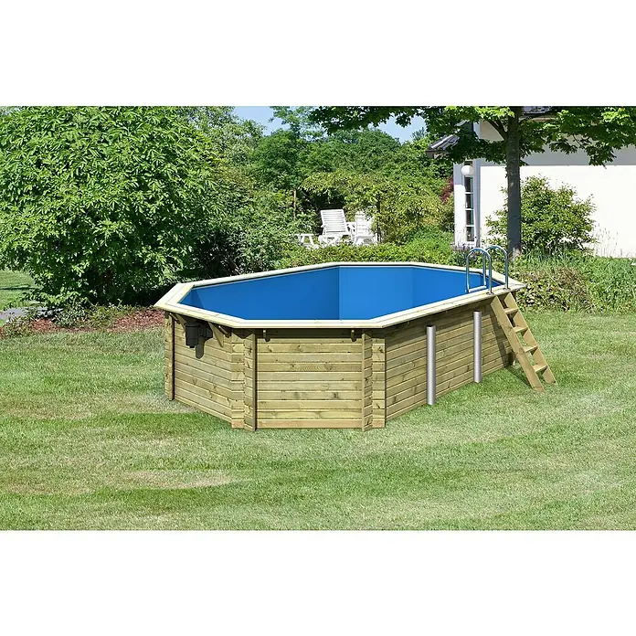 Karibu Holz-Pool Orlando Größe 4 - L x B x H: 611 x 400 x 124 cm, Naturbraun, 19.000 l, Ohne Poolterrasse - Hier sehen wir einen Holzpool mit Leiter, der sich perfekt für den Garten eignet. Er bietet eine tolle Möglichkeit, sich abzukühlen.