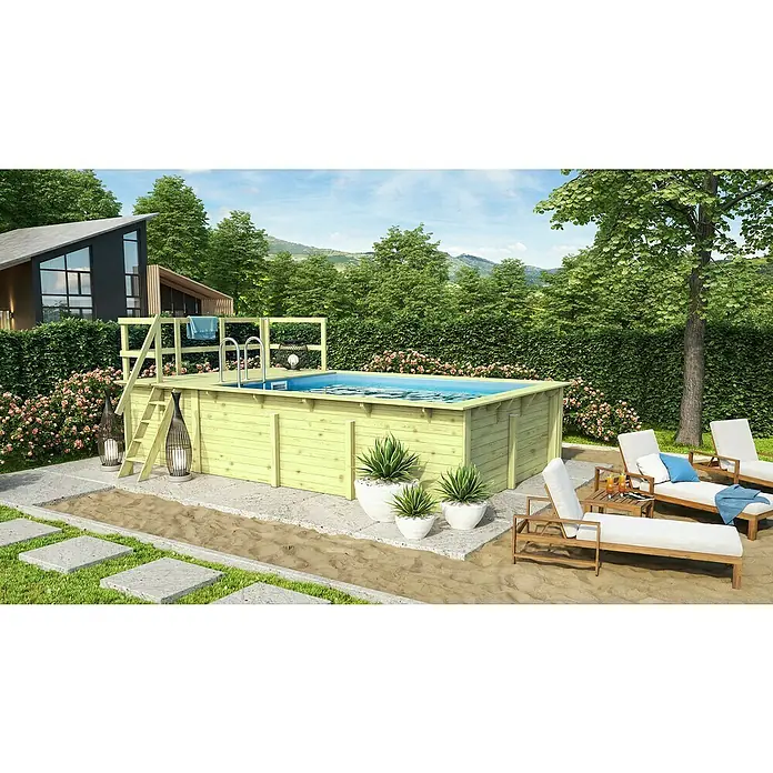 Karibu Holz-Pool Palm Beach mit Sonnenterrasse - L x B x H: 582 x 353 x 124 cm, Naturbraun, 12.700 l - Ein ebenerdiger Holzpool mit Leiter und umlaufender Plattform, umgeben von Liegestühlen und grüner Landschaft.