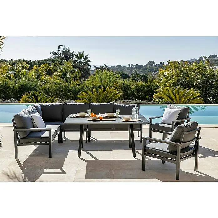 Conjunto de muebles Simona - 7 pzs., Acero/Polywood, Gris oscuro - Un elegante conjunto de patio con mesa de comedor y asientos acolchados grises, perfecto para relajarse al aire libre con vistas a la piscina.
