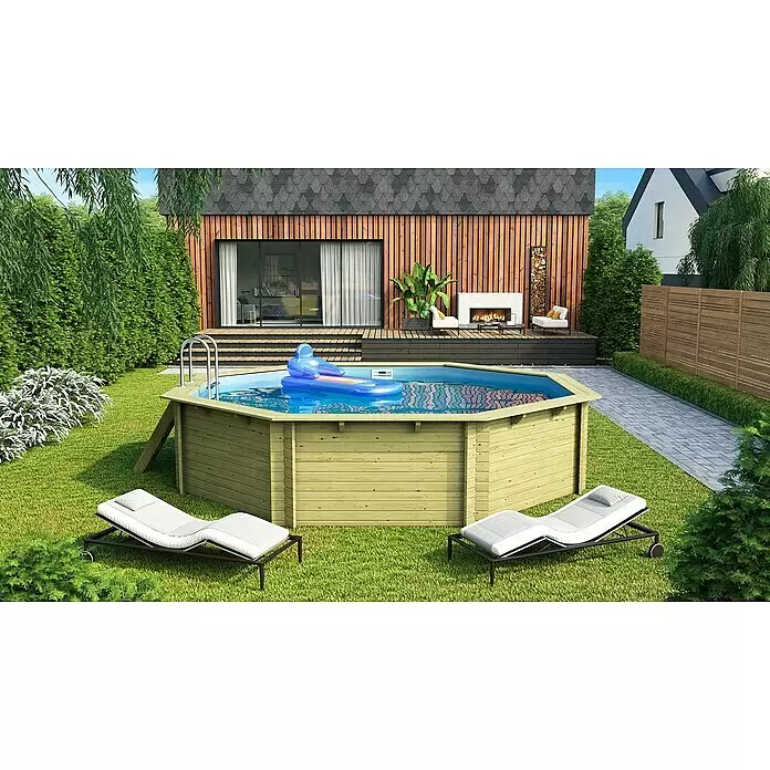 Karibu Holz-Pool Orlando Größe 3 - L x B x H: 547 x 547 x 124 cm, Braun, 21.000 l - Achteckiger oberirdischer Holzpool mit aufblasbarem Schwimmtier, in einem grünen Garten mit zwei Sonnenliegen.