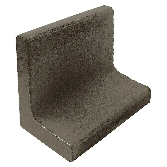 Diephaus L-Stein - 40 cm, 40 cm, Stärke: 7 cm, Anthrazit - Nahaufnahme eines winkelförmigen, graubraunen Eckstücks aus Beton. Ideal für den Einsatz im Garten- und Landschaftsbau als Beet- oder Rasenkante.