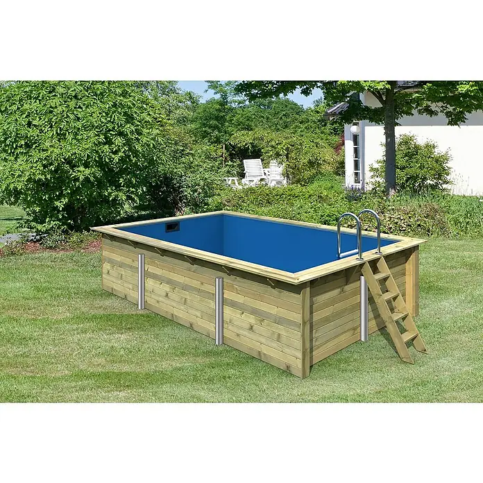 Karibu Holz-Pool Palm Beach - L x B x H: 530 x 353 x 124 cm, Naturbraun, 15.500 l - Ein rechteckiger Holzpool mit Leiter und Metallstützen steht im Garten. Der Pool ist mit blauem Wasser gefüllt und von Grün umgeben.