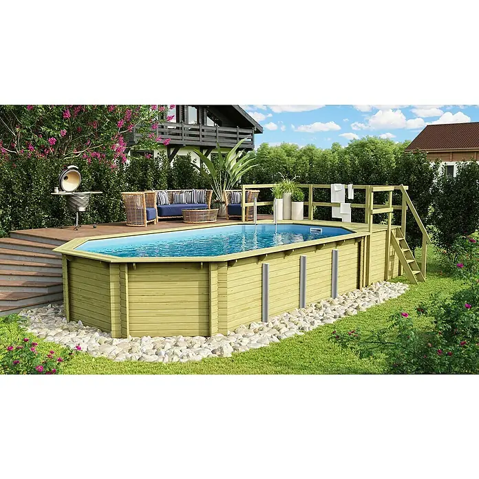 Karibu Holz-Pool Orlando Größe 4 - L x B x H: 691,5 x 400 x 124 cm, Naturbraun, 19.000 l, Mit 2 x Sonnendeck M - Außenansicht eines Holzpools mit umlaufender Terrasse, Treppe und stilvollen Gartenmöbeln, eingebettet in eine grüne Gartenlandschaft.