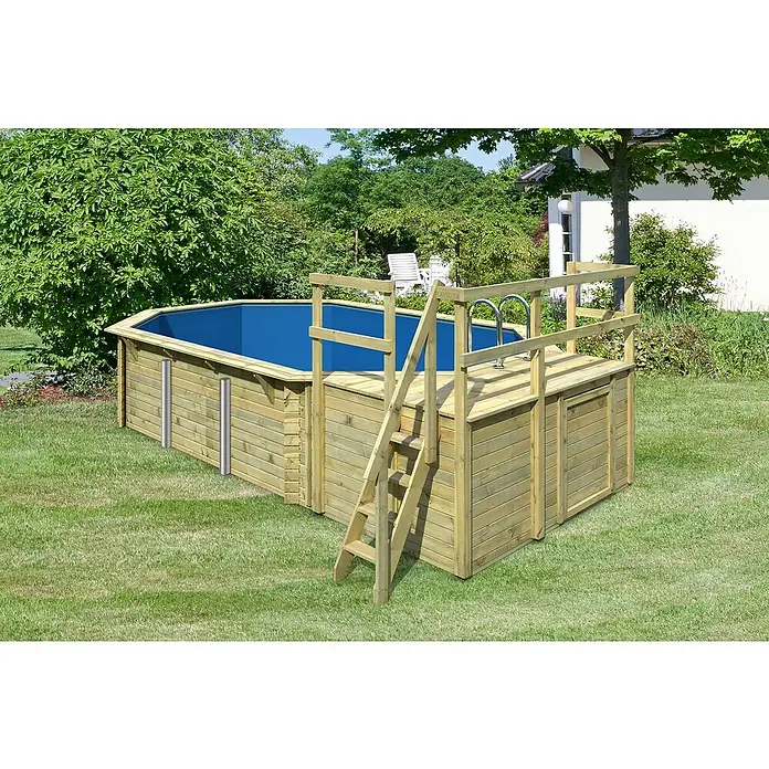 Karibu Holz-Pool Orlando Größe 4 - L x B x H: 691,5 x 400 x 124 cm, Naturbraun, 19.000 l, Mit Sonnendeck M - Detailaufnahme eines Holzpools mit blauer Auskleidung, Leiter und umlaufendem Geländer in einem Garten.