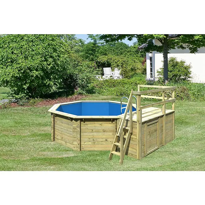 Karibu Holz-Pool Orlando Größe 1 - L x B x H: 480 x 400 x 124 cm, Naturbraun, 11.000 l, Mit Sonnendeck M - Holzpool im Garten. Der Pool ist achteckig und hat eine Leiter.