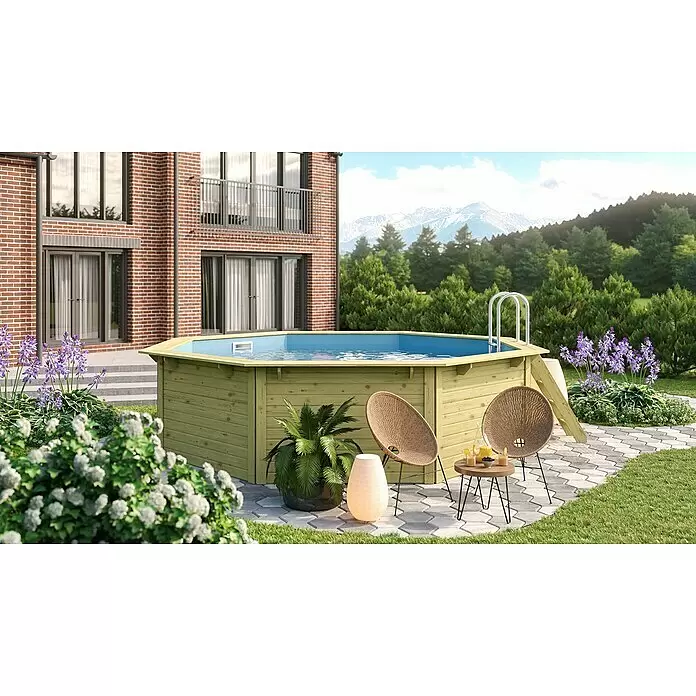 Karibu Holz-Pool Miami - Ø x H: 508 x 124 cm, Braun/Blau, 15.950 l - Sechseckiger Aufstellpool aus hellem Holz, mit Wasser gefüllt und Leiter, in einem Garten.