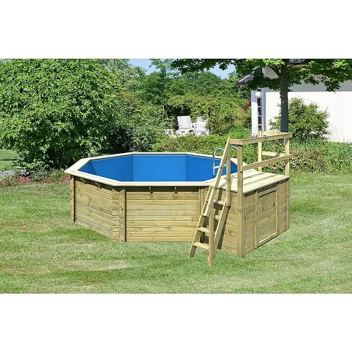 Karibu Holz-Pool Orlando Größe 2 - L x B x H: 550 x 470 x 124 cm, Naturbraun, 16.000 l, Mit Poolterrasse - Ein hölzernes Achtform-Schwimmbecken mit Leiter steht auf einer grünen Rasenfläche im Garten.