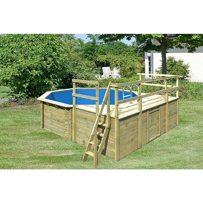 Karibu Holz-Pool Orlando Größe 2L x B x H: 550 x 470 x 124 cm, Naturbraun, 16.000 l, Mit 2 x Sonnendeck M - Holzpool im Garten. Der Pool hat eine Leiter und eine Plattform aus Holz. Er ist von Grün umgeben und lädt zum Entspannen ein.