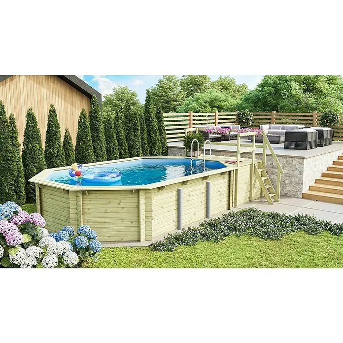 Karibu Holz-Pool Orlando Größe 4 - L x B x H: 691,5 x 400 x 124 cm, Naturbraun, 19.000 l, Mit Sonnendeck M - Ein schöner Holzpool im Garten mit blauen und rosa Hortensien im Vordergrund. Die Leiter ermöglicht einen einfachen Einstieg ins kühle Nass.