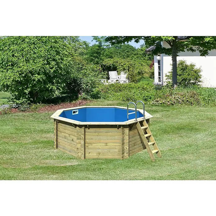 Karibu Holz-Pool Orlando Größe 1 - L x B x H: 400 x 400 x 124 cm, Naturbraun, 11.000 l, Ohne Poolterrasse - Holzpool mit Leiter im Garten. Der Pool ist achteckig und mit blauem Wasser gefüllt.
