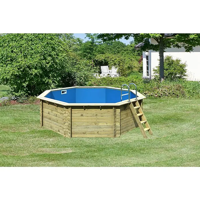Karibu Holz-Pool Orlando Größe 2L x B x H: 470 x 470 x 124 cm, Naturbraun, 16.000 l, Ohne Poolterrasse - Holzpool im Garten. Der Pool hat eine blaue Innenauskleidung und eine Holzleiter. Der Garten ist grün und gepflegt.