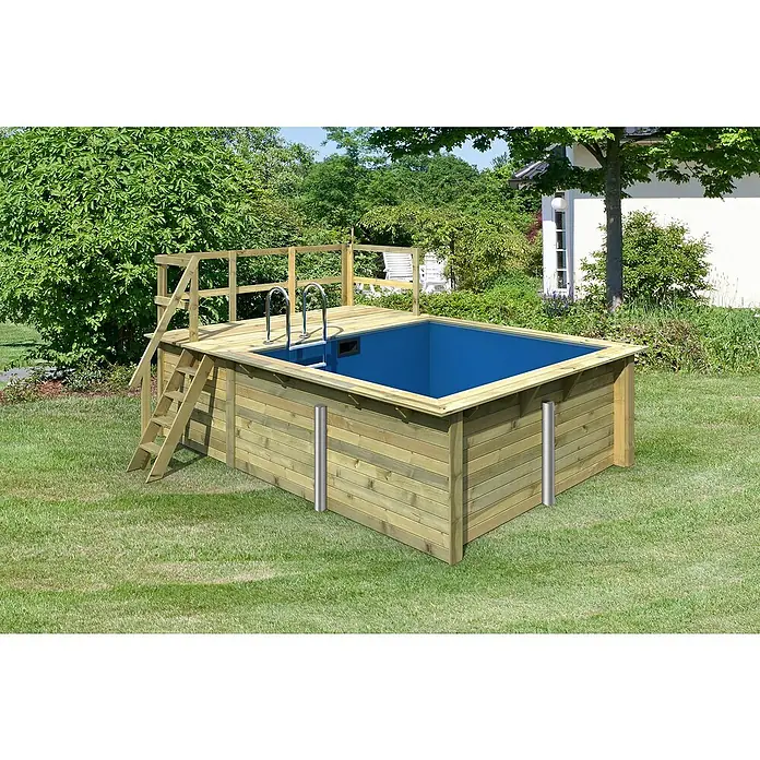 Karibu Holz-Pool Palm Beach mit Sonnenterrasse - L x B x H: 462 x 353 x 124 cm, Naturbraun, 8.800 l - Ein ebenerdiger Holzpool mit Leiter und Geländer, eingebettet in einen üppigen Garten, bietet eine erfrischende und stilvolle Entspannungsoase.
