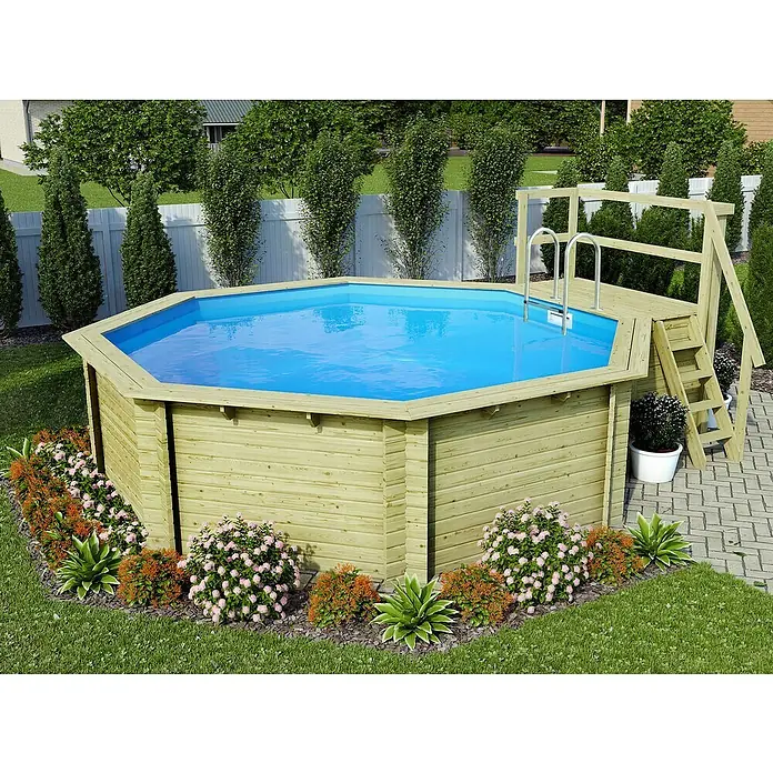 Karibu Holz-Pool Orlando Größe 2L x B x H: 550 x 470 x 124 cm, Naturbraun, 16.000 l, Mit Poolterrasse - Ein achteckiger Holzpool mit Leiter und umlaufender Bepflanzung in einem Garten. Ideal für sommerlichen Badespaß im eigenen Garten.