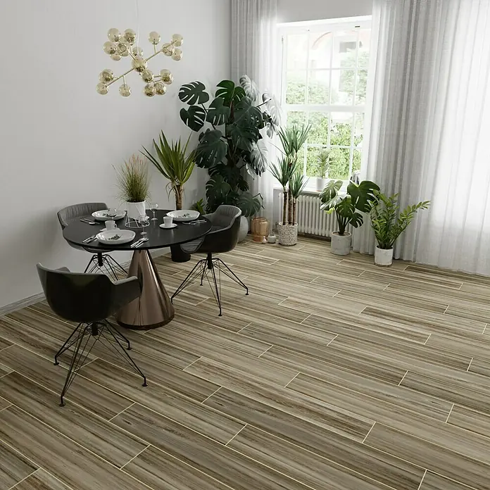 Feinsteinzeugfliese Betulla - 20 x 120 cm, Braun, Matt - Elegantes Esszimmer mit einem modernen Esstisch, umgeben von stilvollen Stühlen und ergänzt durch einen auffälligen Kronleuchter und Zimmerpflanzen.