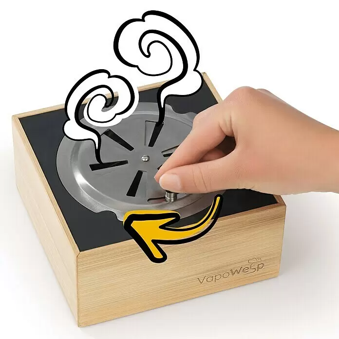 VapoWesp Räucherbox mit Orange/Rosemary Pulver - Schutz gegen: Wespen - Hölzernes VapoWesp-Gerät mit schwarzer Oberseite und Metalldrehregler, von einer Hand gedreht, um Dampf freizusetzen.