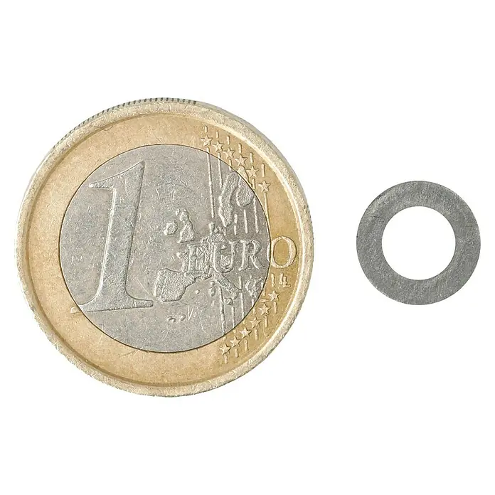Profi Depot Unterlegscheibe A2 - Außendurchmesser: 10 mm, 100 Stk., Edelstahl - Ein Euro-Stück neben einer Unterlegscheibe. Das Bild zeigt den Größenvergleich des Euros mit der Unterlegscheibe.