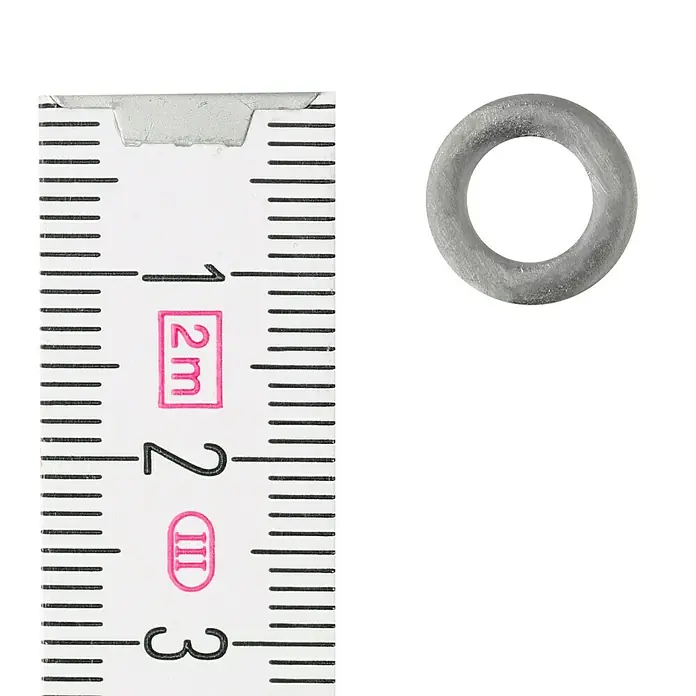 Profi Depot Unterlegscheibe A2 - Außendurchmesser: 12 mm, 100 Stk., Edelstahl - Nahaufnahme eines Dichtungsrings mit Messlehre zur Größenbestimmung, ideal für Bau- und Reparaturprojekte.