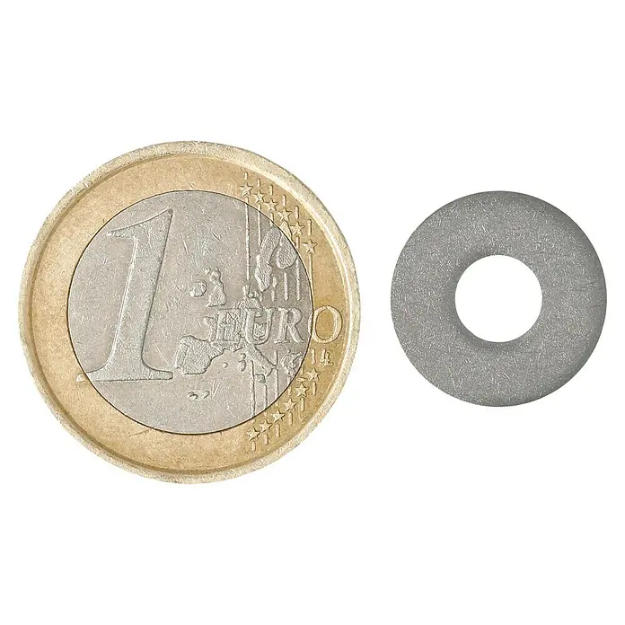 Profi Depot Bauscheibe A2 - Außendurchmesser: 15 mm, 100 Stk., Edelstahl - Ein Euro Münze neben einer Unterlegscheibe. Gut für Größenvergleiche oder finanzielle Überlegungen.