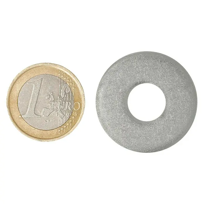 Profi Depot Bauscheibe A2 - Außendurchmesser: 30 mm, 100 Stk., Edelstahl - Ein Euro-Stück und eine flache Metallscheibe, die die Größe einer Unterlegscheibe für Schrauben veranschaulichen.
