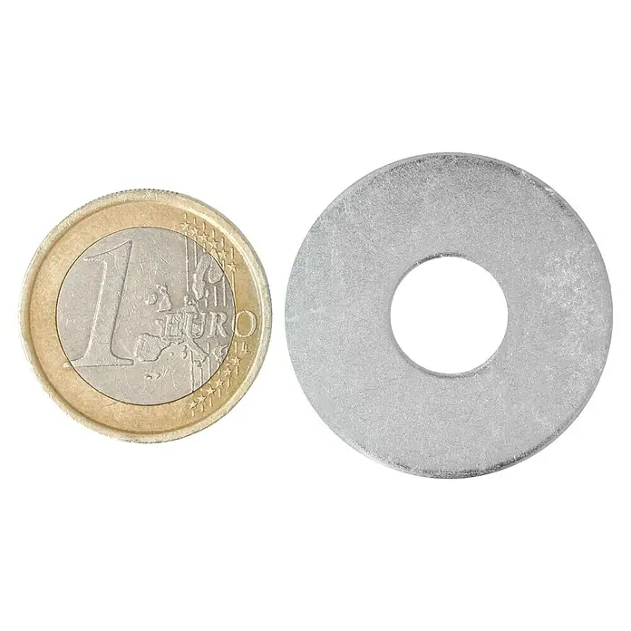 Profi Depot Karosseriescheibe VZ - Innendurchmesser: 10,5 mm, Außendurchmesser: 30 mm, 100 Stk., Verzinkt - Eine Nahaufnahme einer Unterlegscheibe neben einer 1-Euro-Münze, die die Größenverhältnisse veranschaulicht.