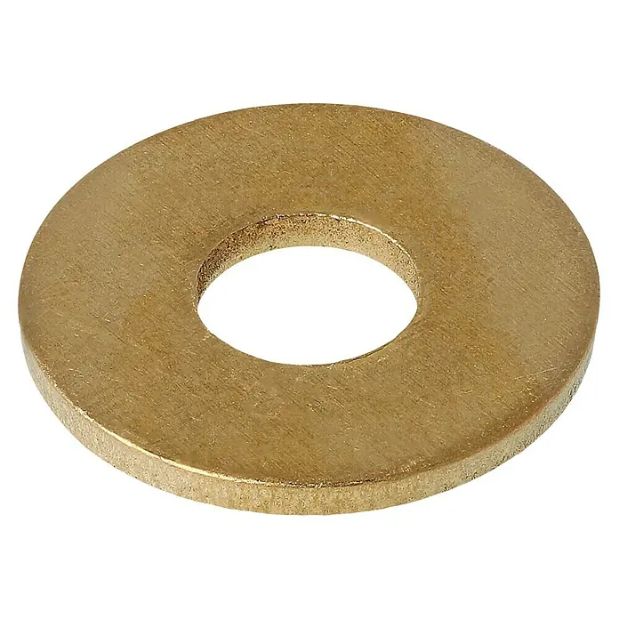 Karosseriescheibe - Innendurchmesser: 6,4 mm, Außendurchmesser: 18 mm, Messing, Blank, 12 Stk., DIN 9021 - Nahaufnahme einer goldenen Unterlegscheibe, die auf einem schwarzen Hintergrund liegt und Details der Oberfläche zeigt.