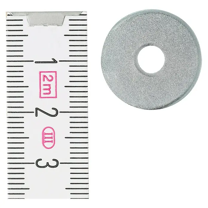 Profi Depot Karosseriescheibe VZ - Innendurchmesser: 5,3 mm, Außendurchmesser: 20 mm, 100 Stk., Verzinkt - Eine silberne Unterlegscheibe wird mit einem Lineal gemessen. Das Lineal zeigt, dass die Unterlegscheibe etwa 2,5 cm groß ist.