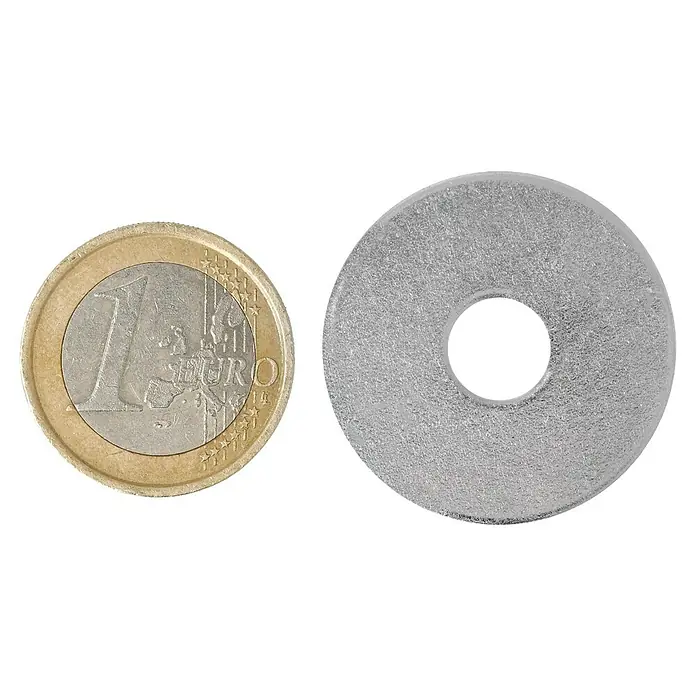 Profi Depot Karosseriescheibe VZ - Innendurchmesser: 8,4 mm, Außendurchmesser: 30 mm, 100 Stk., Verzinkt - Ein Euro-Münze und eine Unterlegscheibe aus Metall, nebeneinander aufgereiht.