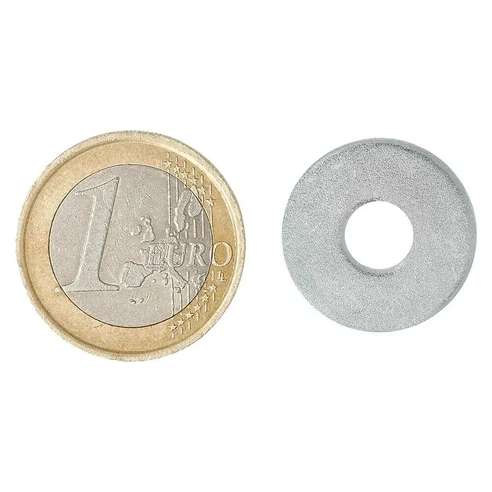 Profi Depot Karosseriescheibe VZ - Innendurchmesser: 6,4 mm, Außendurchmesser: 20 mm, 100 Stk., Verzinkt - Ein Euro-Münze neben einer silbernen Unterlegscheibe, die die relative Größe und den Materialunterschied der beiden Objekte zeigt.