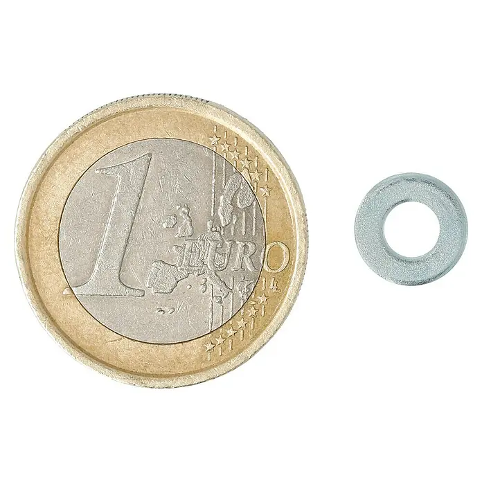 Profi Depot Unterlegscheibe - Innendurchmesser: 4,3 mm, Außendurchmesser: 7 mm, 100 Stk., Verzinkt - Ein Euro-Stück und eine Unterlegscheibe, die die Größe des Befestigungselements im Vergleich zur Münze verdeutlichen.