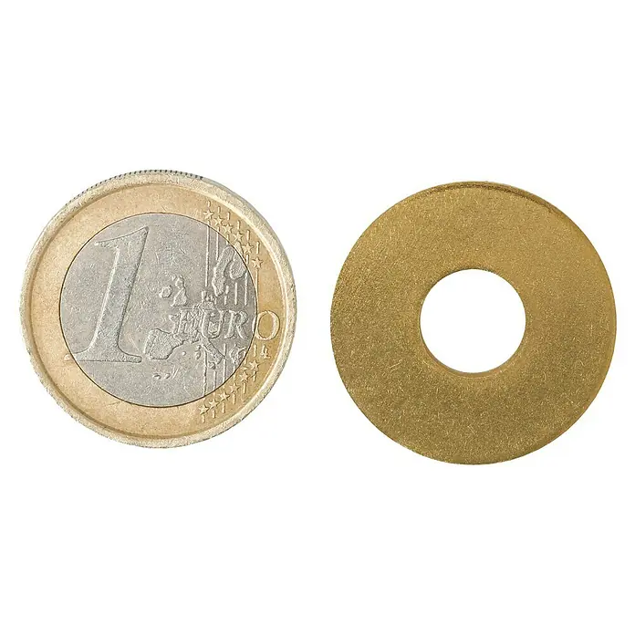 Karosseriescheibe - Innendurchmesser: 8,4 mm, Außendurchmesser: 24 mm, Messing, Blank, 8 Stk., DIN 9021 - Nahaufnahme einer 1-Euro-Münze neben einer Unterlegscheibe, beide auf schwarzem Hintergrund platziert.