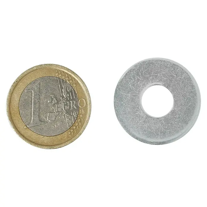Profi Depot Bauscheibe VZ - 8,4 mm, 100 Stk., Verzinkt - Ein Euro-Stück und eine flache Unterlegscheibe aus Metall auf schwarzem Hintergrund.