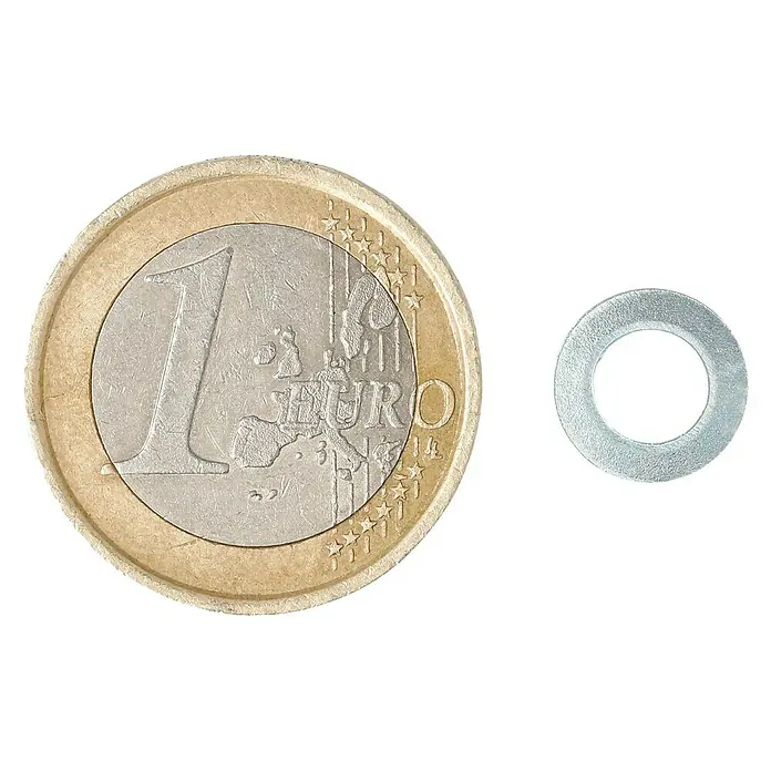 Profi Depot Unterlegscheibe - Innendurchmesser: 5,3 mm, Außendurchmesser: 10 mm, 100 Stk., Verzinkt - Ein Euro-Stück liegt neben einer silberfarbenen Unterlegscheibe, um die Größe der Unterlegscheibe im Vergleich zu einer Euro-Münze zu zeigen.
