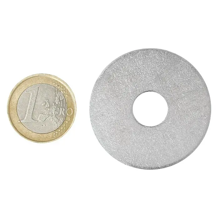 Profi Depot Karosseriescheibe VZ - Innendurchmesser: 10,5 mm, Außendurchmesser: 40 mm, 50 Stk., Verzinkt - Ein Euro-Münze liegt neben einer Unterlegscheibe, die größer ist als die Münze und ein Loch in der Mitte hat.