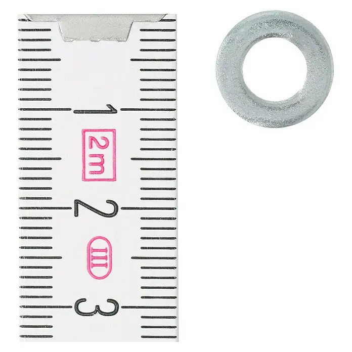 Profi Depot Unterlegscheibe - Innendurchmesser: 6,4 mm, Außendurchmesser: 12 mm, 100 Stk., Verzinkt - Ein silberner Unterlegscheibe wird mit einem Messlineal gemessen, um ihre Größe und Abmessungen zu bestimmen.