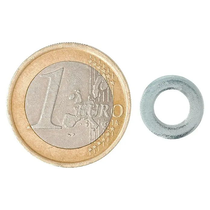 Profi Depot Unterlegscheibe - Innendurchmesser: 6,4 mm, Außendurchmesser: 12 mm, 100 Stk., Verzinkt - Ein Euro-Münze liegt neben einer Unterlegscheibe, die das Größenverhältnis der Produkte zueinander demonstriert.