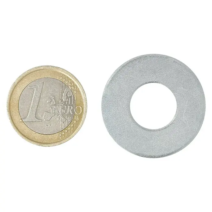 Profi Depot Karosseriescheibe VZ - Innendurchmesser: 13 mm, Außendurchmesser: 30 mm, 50 Stk., Verzinkt - Ein Euro-Stück liegt neben einer Unterlegscheibe, die die Größenunterschiede verdeutlicht.\n