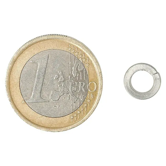 Federring A2 - Innendurchmesser: 5,1 mm, Edelstahl, 16 Stk. - Ein Euro-Münze liegt neben einer kleinen, silberfarbenen Unterlegscheibe auf einem schwarzen Hintergrund.