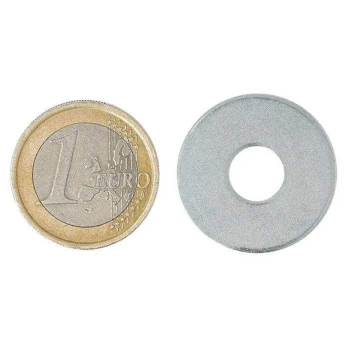 Profi Depot Karosseriescheibe VZ - Innendurchmesser: 8,4 mm, Außendurchmesser: 25 mm, 100 Stk., Verzinkt - Ein Euro-Stück und eine Unterlegscheibe auf schwarzem Hintergrund.