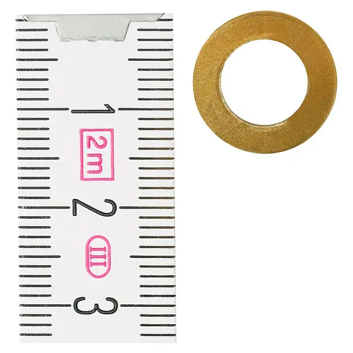 Unterlegscheibe - Innendurchmesser: 8,4 mm, Außendurchmesser: 15 mm, Messing, Blank, 6 Stk. - Nahaufnahme einer goldenen Unterlegscheibe, die neben einem Messschieber liegt. Das Messwerkzeug zeigt etwa 25 mm an.
