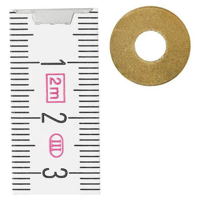 Karosseriescheibe - Innendurchmesser: 5,3 mm, Außendurchmesser: 15 mm, Messing, Blank, 12 Stk., DIN 9021 - Nahaufnahme einer Beilagscheibe mit einem Messlineal zur Größenbestimmung. Die Scheibe ist aus Metall und hat eine gelbliche Farbe.