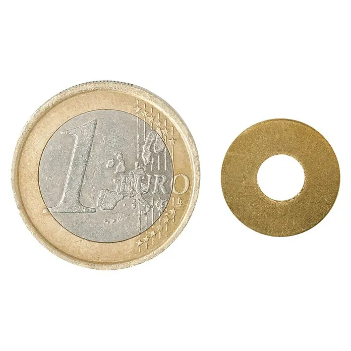 Karosseriescheibe - Innendurchmesser: 5,3 mm, Außendurchmesser: 15 mm, Messing, Blank, 12 Stk., DIN 9021 - Ein Euro-Stück liegt neben einer goldenen Unterlegscheibe auf schwarzem Hintergrund, um die Größe der Unterlegscheibe zu veranschaulichen.