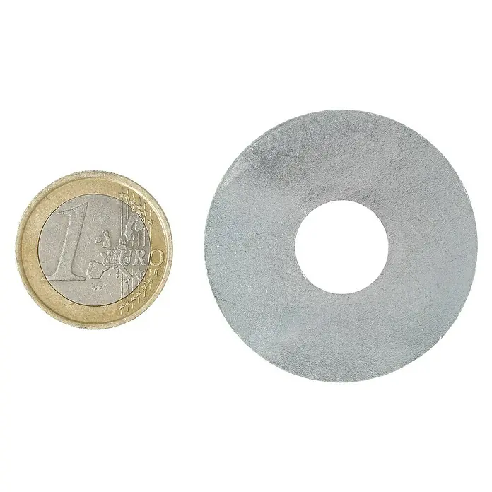 Profi Depot Karosseriescheibe VZ - Innendurchmesser: 13 mm, Außendurchmesser: 40 mm, 50 Stk., Verzinkt - Ein Euro-Stück neben einer Unterlegscheibe aus Metall, die die Größe der Scheibe im Verhältnis zur Münze zeigt.