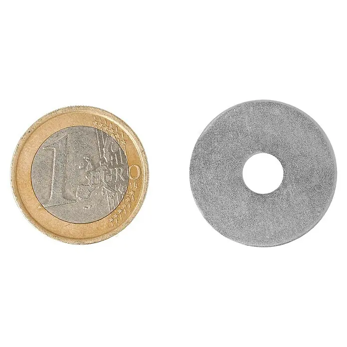 Profi Depot Karosseriescheibe VZ - Innendurchmesser: 6,4 mm, Außendurchmesser: 25 mm, 100 Stk., Verzinkt - Ein-Euro-Münze mit einer Metallscheibe mit Loch. Zeigt das Größenverhältnis der Scheibe.