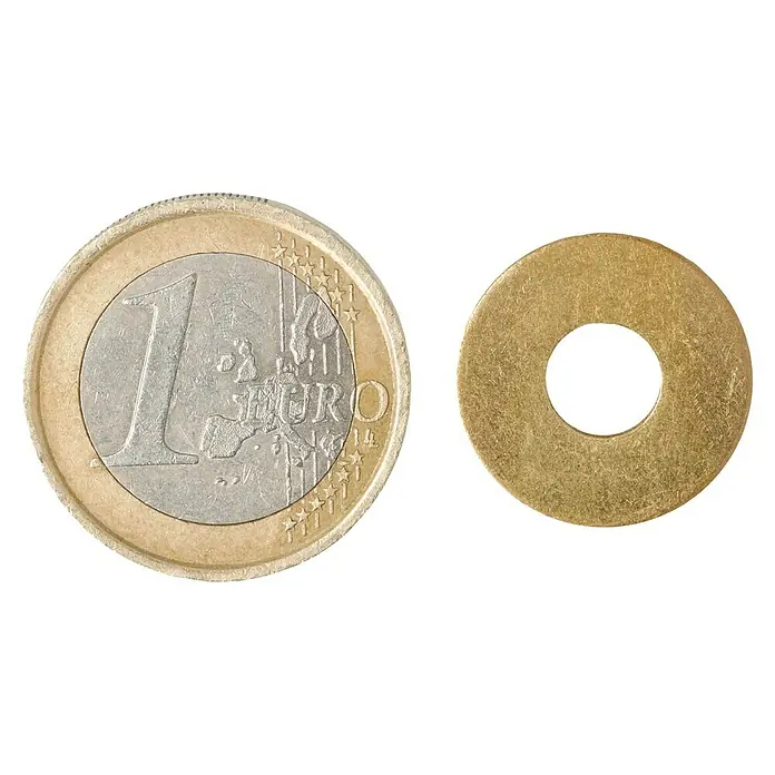 Karosseriescheibe - Innendurchmesser: 6,4 mm, Außendurchmesser: 18 mm, Messing, Blank, 12 Stk., DIN 9021 - Eine Nahaufnahme einer Ein-Euro-Münze neben einer Unterlegscheibe auf schwarzem Hintergrund.