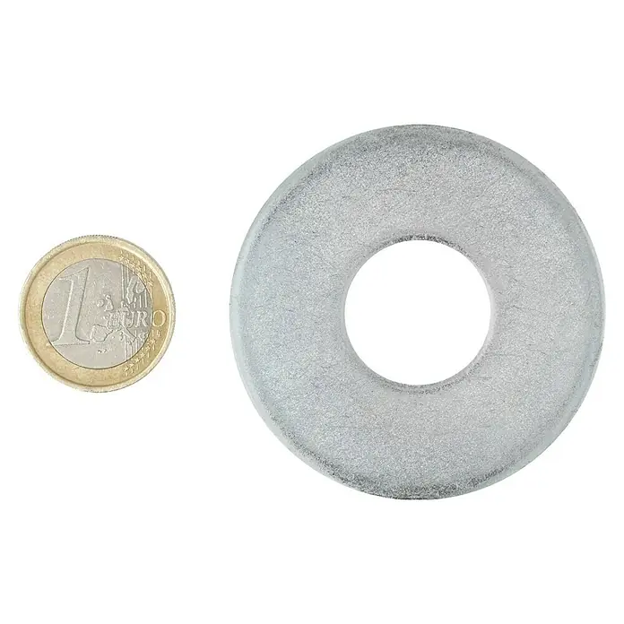 Profi Depot Bauscheibe VZ - 20 mm, 25 Stk., Verzinkt - Ein frostiger, transparenter Ring, platziert neben einer 1-Euro-Münze, die die Größe des Rings hervorhebt.