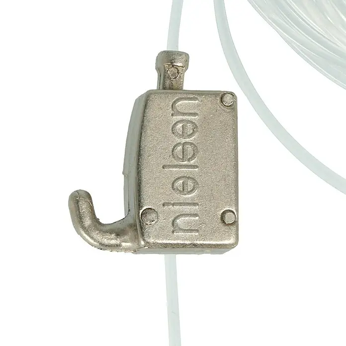 Nielsen Bilderhaken Power Hook - Belastbarkeit: 7 kg, Metall, Silber, 2 Stk. - Nahaufnahme eines Nielsen-Bilderaufhängers aus Metall an einer weißen Schnur, der eine sichere und elegante Aufhängung für Bilderrahmen bietet.
