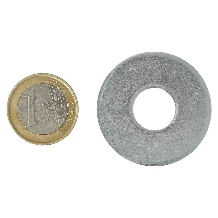 Profi Depot Bauscheibe VZ - 13 mm, 100 Stk., Verzinkt - Ein Euro Münze und eine Unterlegscheibe. Die Unterlegscheibe ist aus Metall und hat ein Loch in der Mitte.